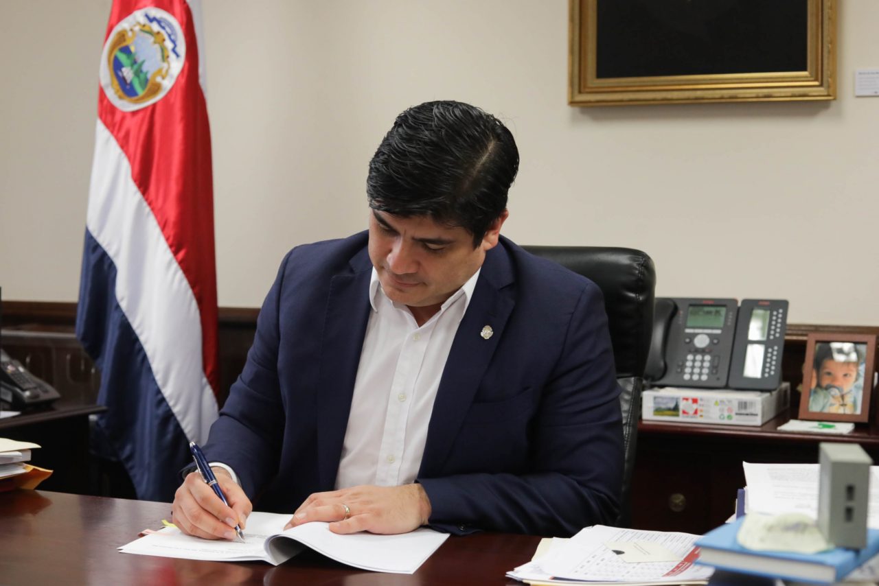 El-Presidente-Carlos-Alvarado-firma-ley-contra-la-usura.-CP-scaled