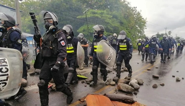 Policias levantando bloqueo