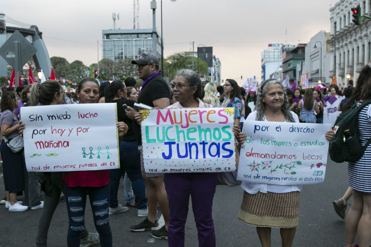 Mujeres luchemos juntas