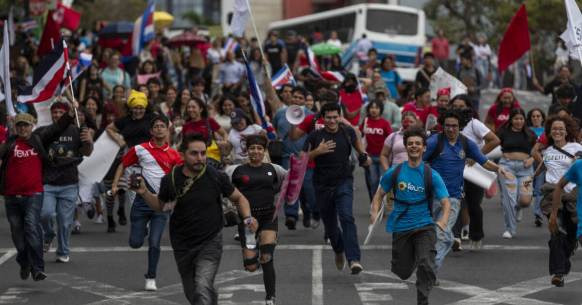 Estudiantes desafían al gobierno