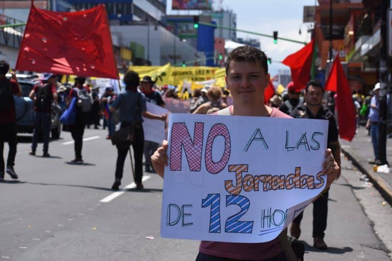 Marcha-Trabajadores-1-de-mayo-Avenida-Segunda-2023-05-01-at-10.54.13-768x512